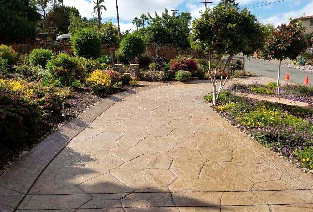 Geometrical patterned stamped concrete driveway