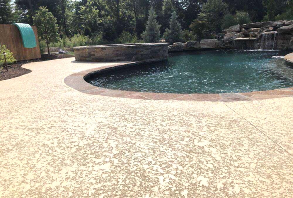 Finished spray texture in a concrete pool deck